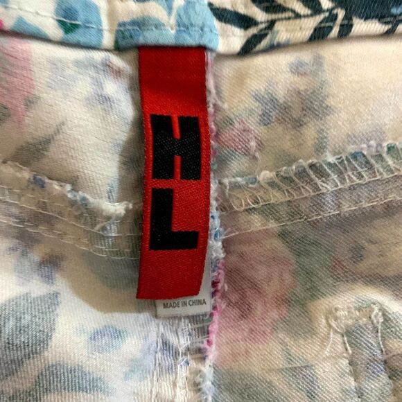 HL Small 2 25 Sexy low rise Bright floral print lightweight denim shorty shorts - Picture 5 of 5